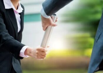 Unveiling the Essence of Leadership: Learning from Everyday Heroes and Guided Mentoring